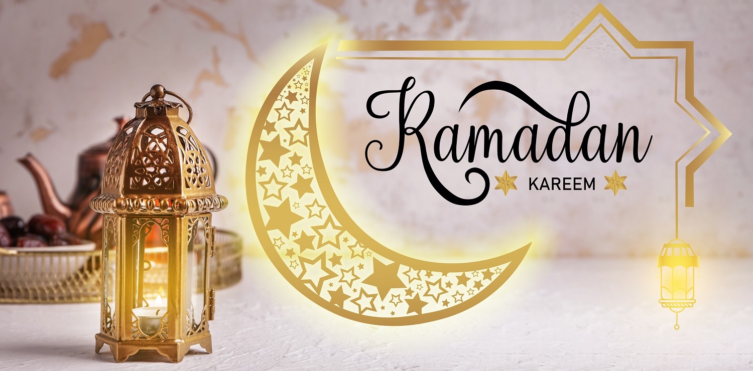 Neben einer goldenen Lampe und einer mit kleinen Sternchen gefüllten Mondsichel steht Ramadan Kareem geschrieben.