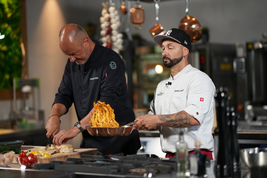 Frank Rosin und Martino Cesario stehen in der GGM Gastro Küche und bereiten "Pasta tagliatelle con zucchine e gambaretti" nach ihrem Pasta-Rezept zu.