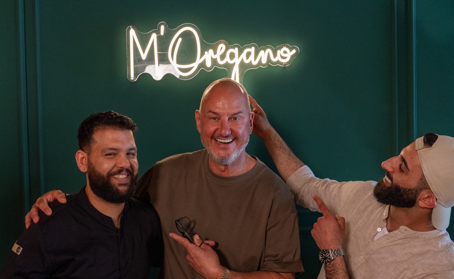 Frank Rosin, Mo und Abu Jassen stehen im Restaurant "M'Oregano in Ochtrup", wo levantinische Küche serviert wird. Zuvor hatten die drei traditionelles Ful medames und frisches Fladenbrot zubereitet.