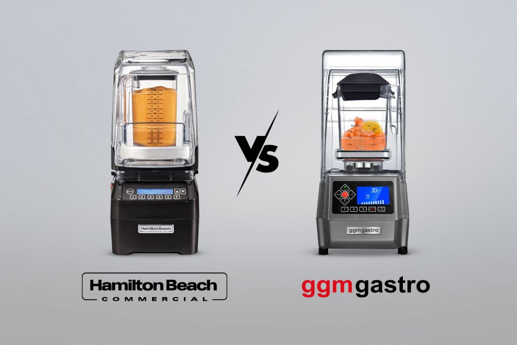 Die Abbildung zeigt zwei Barmixer nebeneinander, mit einer "VS"-Grafik in der Mitte. Links ist das Hamilton Beach-Modell BML8 abgebildet, rechts das GGM Gastro-Modell BMK2-1500. Unter den Artikeln ist jeweils das Markenlogo zu sehen. Die Abbildung soll vermitteln, dass Kunden dank des umfangreichen Angebots bei GGM Gastro bei vielen Gastro Artikeln die Wahl zwischen renommierten Marken und Eigenprodukten haben.