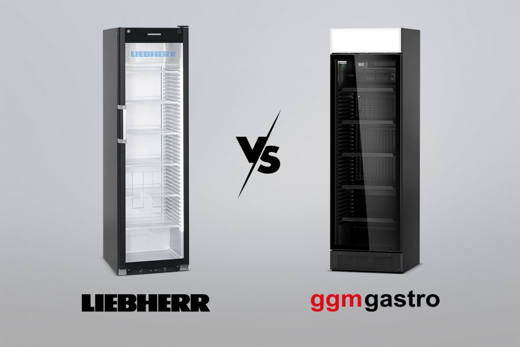 Zwei Getränkekühlschränke mit Glastüren sind nebeneinander dargestellt, mit einer "VS"-Grafik dazwischen. Auf der linken Seite ist das Liebherr-Modell GKSL441S abgebildet, auf der rechten Seite das GGM Gastro-Modell GK374US. Unter den Kühlschränken sind jeweils die Markenlogos zu sehen. Die Abbildung soll zeigen, dass Kunden im umfangreichen GGM Gastro Sortiment bei vielen Gastro Artikeln die Auswahl zwischen Markenware und Eigenprodukten haben.