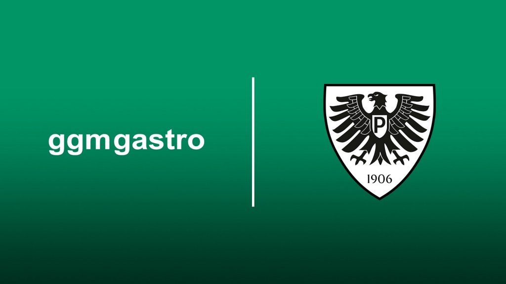 Eine Grafik veranschaulicht die Partnerschaft vom Fußballverein SC Preußen Münster und GGM Gastro, Europas größtem Händler für Gastronomiebedarf. Auf einem grünen Hintergrund ist links das Logo von GGM Gastro und rechts das Vereinswappen von Preußen Münster abgebildet.