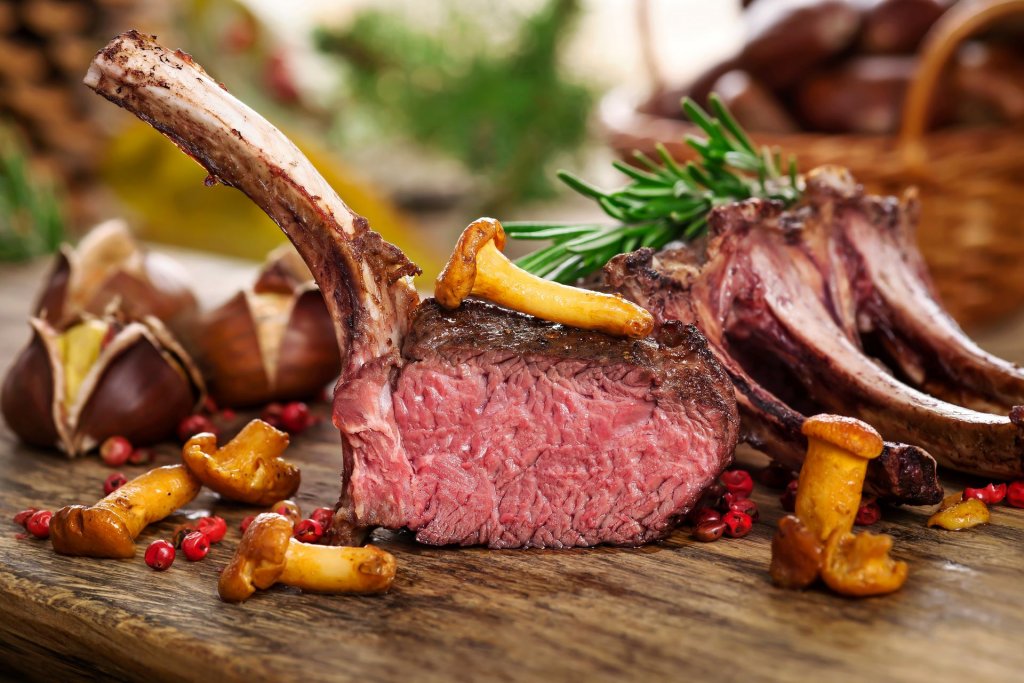 Grilltrend: Scharf angegrilltes Hirschkarree, außen kross und innen zartrosa, serviert auf rustikalem Küchenbrett. (Foto: Marek Gottschalk / stock.adobe.com)