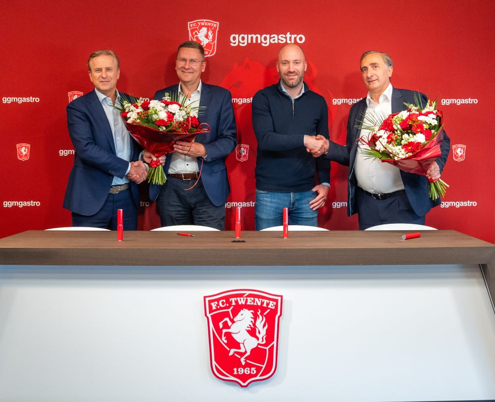 GGM Gastro Geschäftsführer Marcus Inan (ganz rechts) schüttelt dem Vorsitzenden des FC Twente Enschede, im Rahmen der Unterzeichnung des Sponsorenvertrages, die Hand.