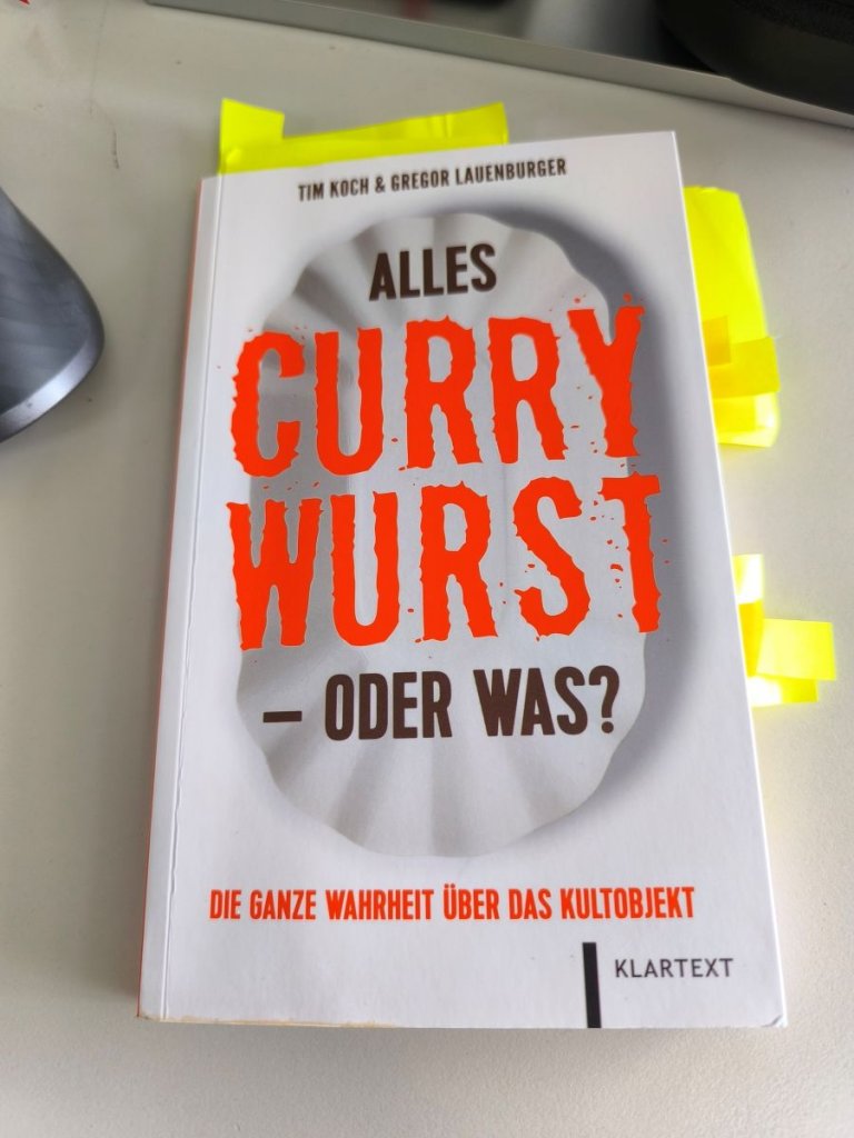 Tim Koch und Gregor Lauenburgers Buch „Alles CURRYWURST – oder was?“ war für uns eine prima Quelle und ist ein wunderbarer Überblick über alles „was Sie schon immer über Currywurst wissen wollten“.