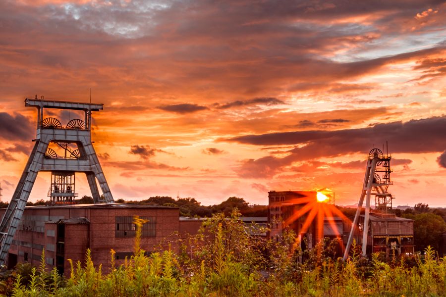Zeche Ewald bei Sonnenuntergang mit Sonnenstern: Foto: Lennart/AdobeStock)