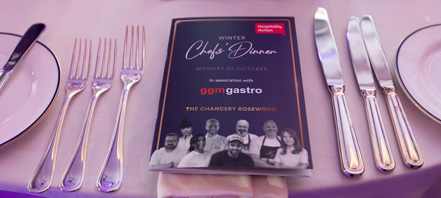 Der Flyer des Winter Chefs' Dinners liegt an einem gedeckten Tisch.